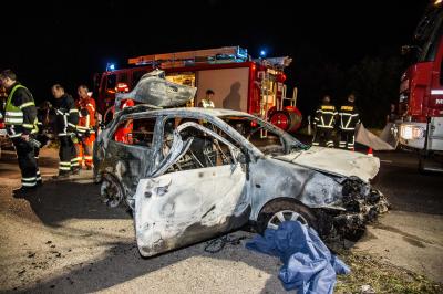 Rudersberg: Pkw kommt von Fahrbahn ab und landet 80 Meter im Wald - Fahrer verbrennt in Fahrzeug